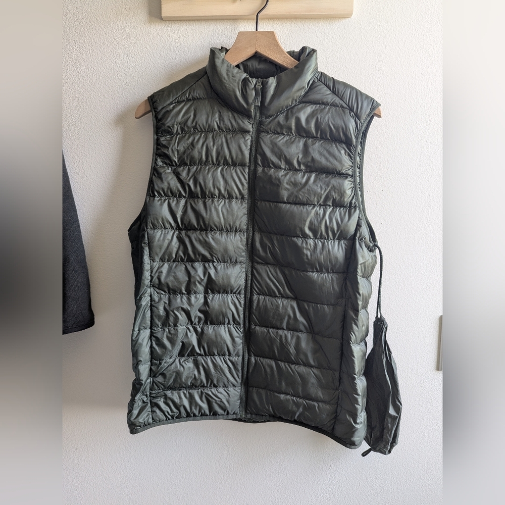 Uniqlo Men's Dark Green Quilted Vest